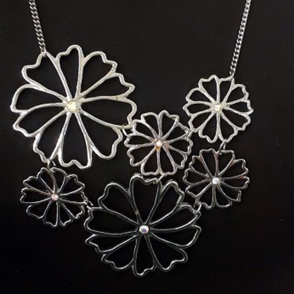 NWOT Cute Nice Ladies Long Daisy Necklace - Picture 4 of 4